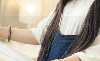 TouTiao头条女神 – 李温柔的眼镜美图壁纸:让你的屏幕瞬间变身‘高级美丽’!