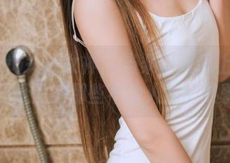 TouTiao头条女神 – 当梁芮溪遇上海边:壁纸里的那些不为人知的故事