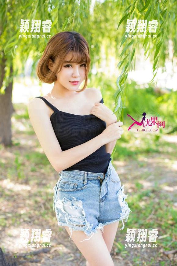 UGirls尤果网 - 小白鞋与慕羽茜的美脚图册：一场关于脚部时尚的拯救行动，大步向前！