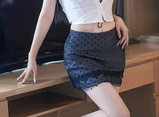 YouMi尤蜜荟 – 左冰Queen的夏天:图集中的清晨露水与微微的晨光