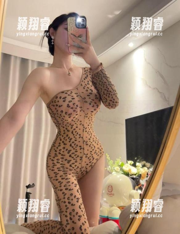 微密圈 - 黑丝与渔网的奇妙邂逅：不爱笑的赛琳的写真集，让你难以自拔！