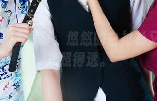 丽柜 – 私房写真:悠悠的白衬衫又湿又被光照得透。
