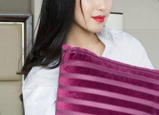 克拉女神 – 汤怡的最新夏天合集,阳光、微风,还有点小倔强,让你心动。