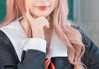 一起走进喵喵的喵吖创作的原神宵宫高清cos里,享受那份奇幻的气息吧!