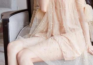 尤蜜荟 – 照片背后的白子嫣:绝对の爱和不绝对的生活