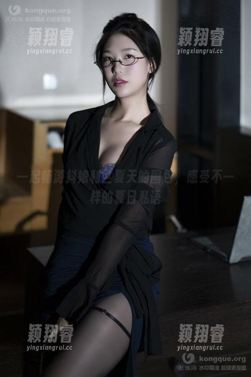 一起畅游抖娘利世夏天的图包，感受不一样的夏日私语