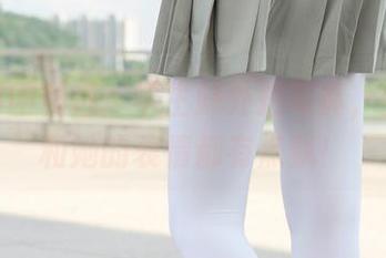 森萝财团精选:学生妹外拍写真,我的心和她的表情都有点飘!