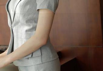 模范学院 – 小奶瓶呜呜的护士制服在高清照片中的柔光下，感觉好像能感受到那个温度。