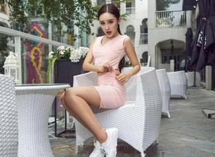 爱丝 – 居家也有风情:何冉的免费写真让人心动不已