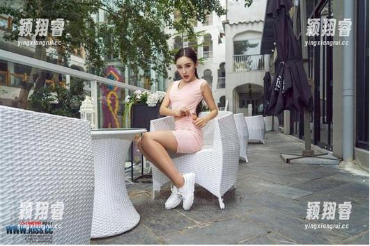 爱丝-何冉 爱丝 - 居家也有风情:何冉的免费写真让人心动不已