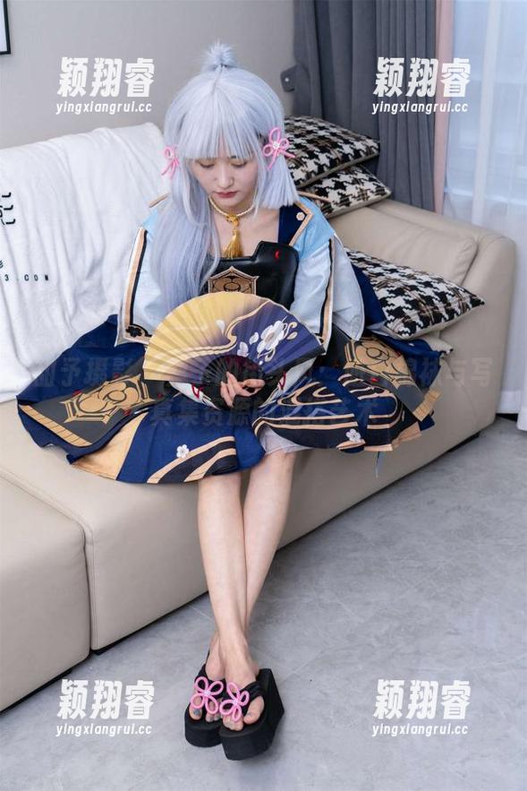 甜予摄影 - 梨子的街头风：脏白棉袜与写真集资源的混搭艺术