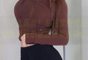 秀人网 – 不止黑丝!私拍套图里的吴思晚,让我瞬间想要投资黑丝袜公司