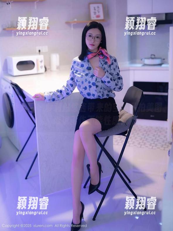 秀人网 - 萝莉悠悠酱带来的空姐私拍美图，谁说工作不能性感？
