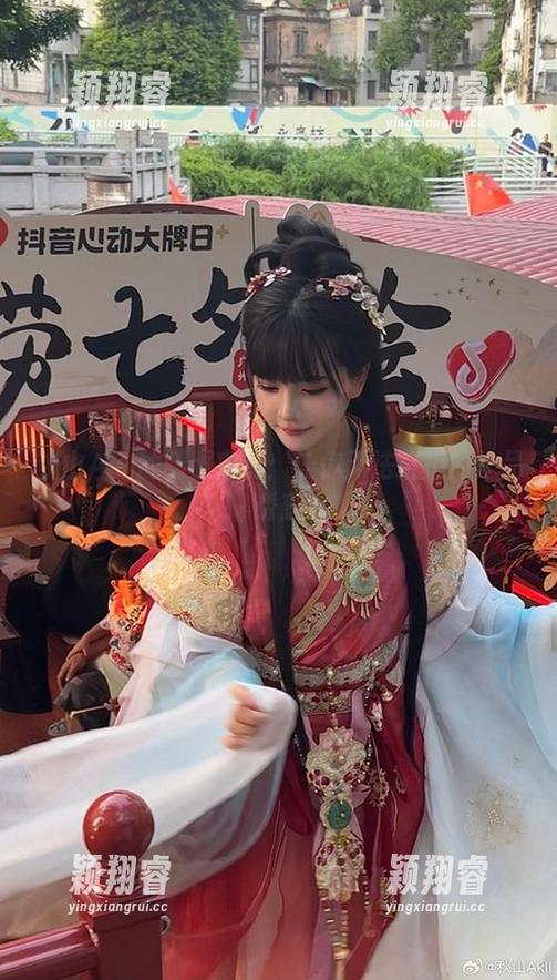 秋山AkI 秋山AkI的制服定制:让你无法抗拒的作品诱惑