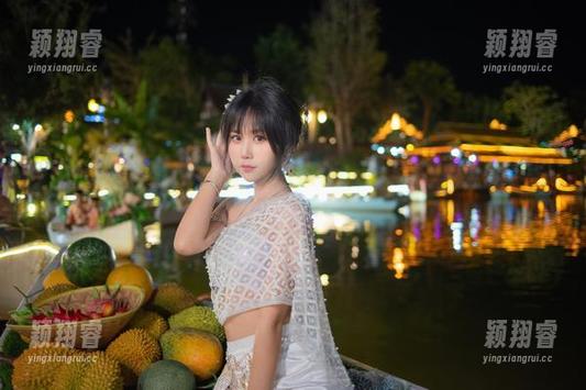 萌芽儿o0 水波中绽放!萌芽儿o0最新图库:百合竞技泳衣,游泳也能是艺术!