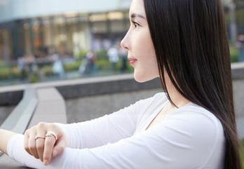 蜜桃社 – 杏子在牛仔裤里摇摆:最新原图带你感受青涩时光的悸动!