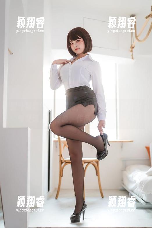 蜜汁猫裘 蜜汁猫裘的魔女旗袍,让我想起了那些古怪又迷人的传说,作品真让人陶醉。