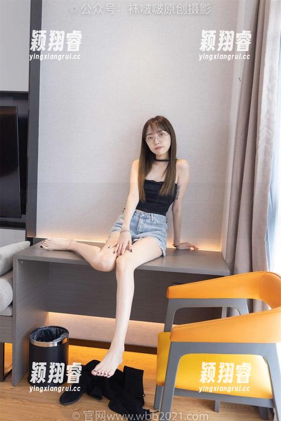 袜啵啵-小甜豆 袜啵啵 - 小甜豆写真:短灰丝的魔力,别问,问就是迷!