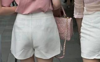 魔镜街拍 – 当寒风遇上婷婷:破解极品肉丝圣诞美人的高清秘密!
