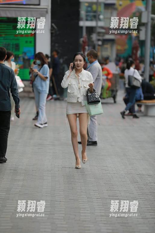 魔镜街拍 哎呀,魔镜街拍又来捣乱了!白色吊带肉丝美女的琶醍轻轨情缘,写真集大更新!