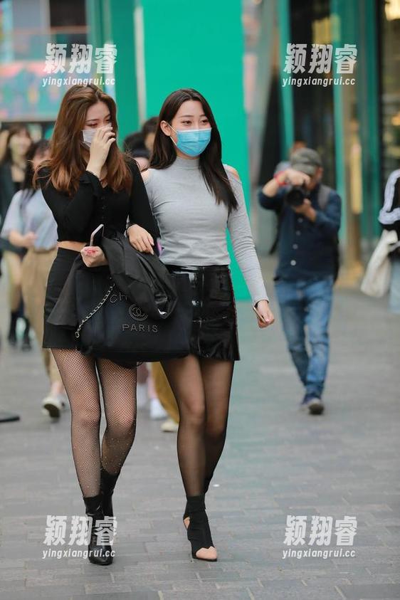 魔镜街拍：早起的健身女神，分享独特的写真视角。